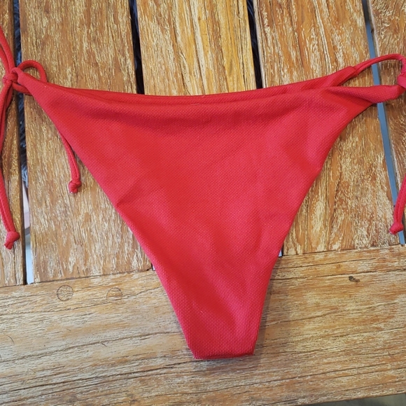 Red bikini - Picture 5 of 5